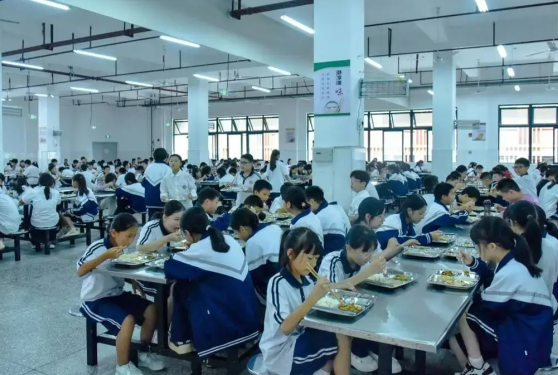 让学校省心、家长安心的智慧食安解决方案